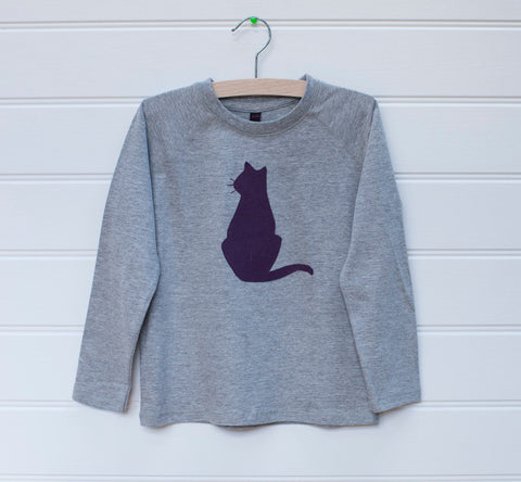 Grey melange children's long sleeved t-shirt featuring an aubergine coloured cat design. Cat is sitting upright. Displayed on a white panelled background.- isabee.co.uk 